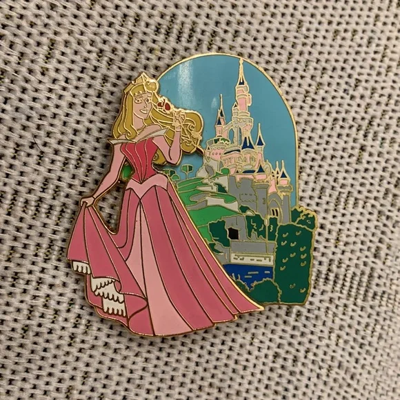 Disney pin LE 250 Aurora Pin-on-Pin with Dimensional Castle LE 250 on card Pin - Picture 4 of 8